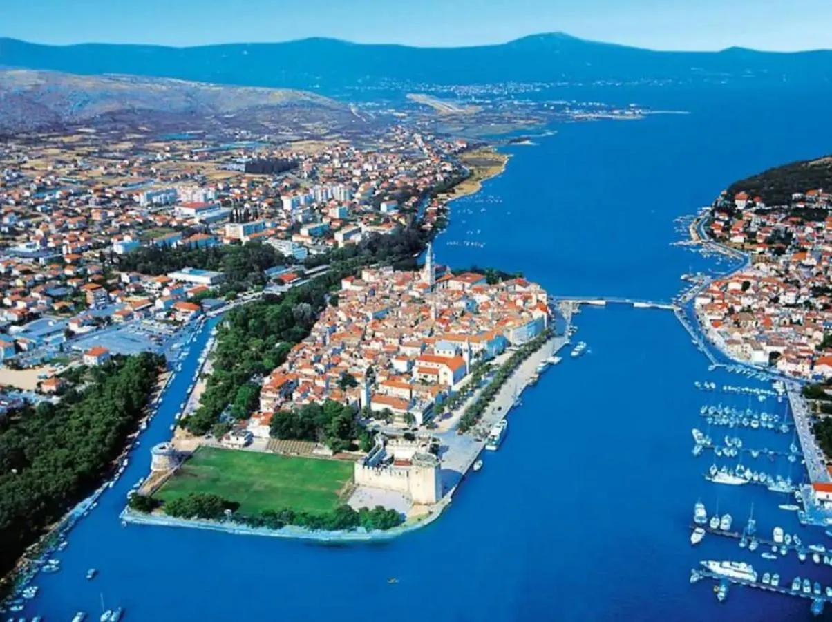 Large Seaview Apt, 150M To Beach, 4Km From Trogir Apartment