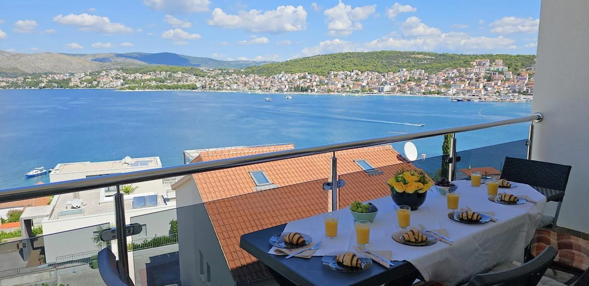 Large Seaview Apt, 150M To Beach, 4Km From Trogir Apartment