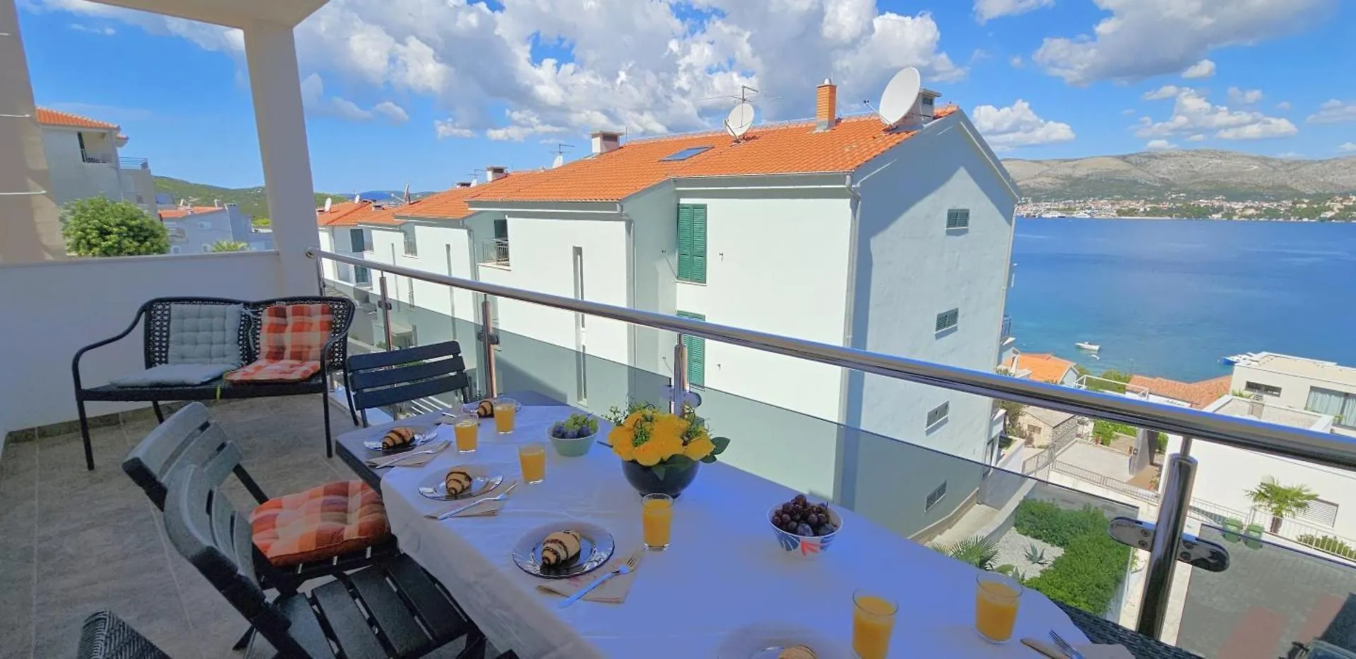 Large Seaview Apt, 150M To Beach, 4Km From Trogir Croatia