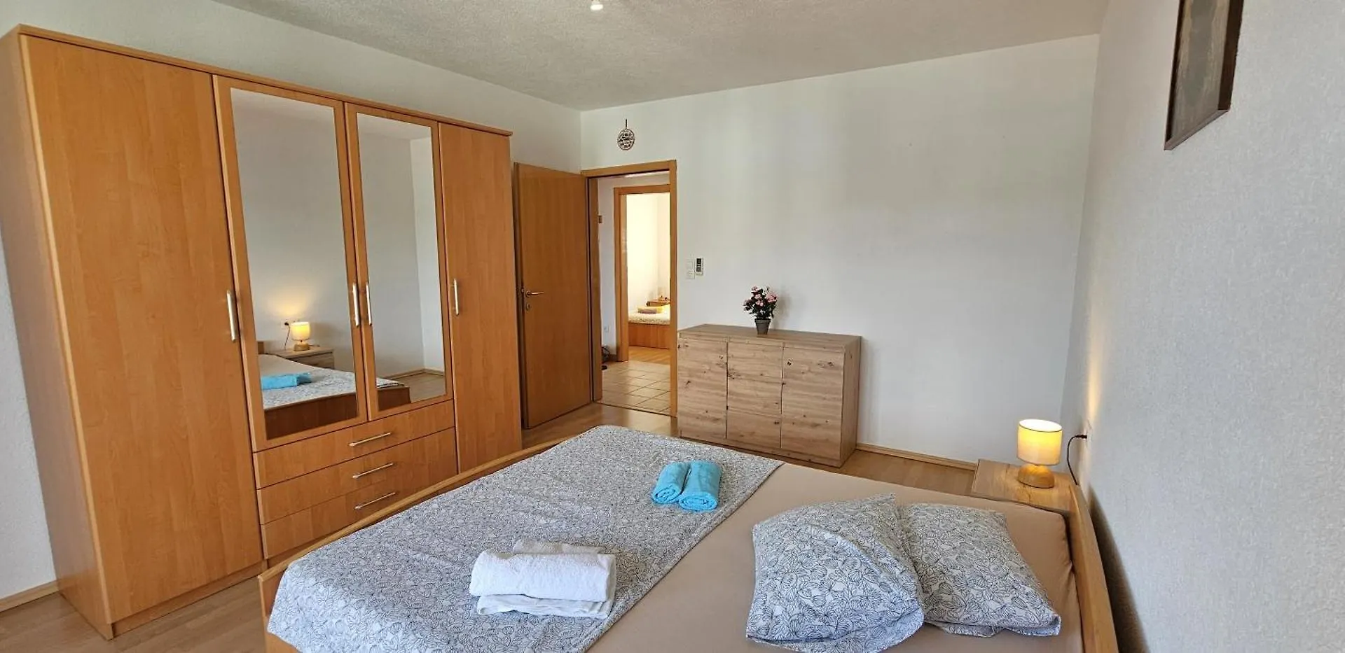 Large Seaview Apt, 150M To Beach, 4Km From Trogir Apartment